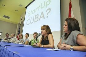 Sandra Aldama, a la izquierda, habla de sus experiencias, a su lado, Marianela Pérez. (Fotografía cortesía del MDC, tomada del Nuevo Herald.)