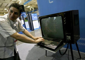Televisor de la era soviética utilizado como pantalla de computadora, en la Inauguración de la Feria Internacional Informática 2009. Pabexpo, La Habana, 9 de febrero de 2009. 