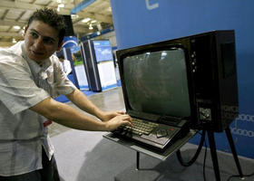 Televisor de la era soviética utilizado como pantalla de computadora, en la Inauguración de la Feria Internacional Informática 2009. Pabexpo, La Habana, 9 de febrero de 2009. (Reuters) Televisor de la era soviética utilizado como pantalla de computadora, en la Inauguración de la Feria Internacional Informática 2009. Pabexpo, La Habana, 9 de febrero de 2009.