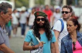 Un turista con una boina similar a la de Ernesto «Che» Guevara, en La Habana, el lunes 29 de enero de 2018