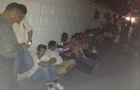 Blogueros, periodistas y activistas cubanos, reunidos en estación policial de El Cerro, para demandar la liberación de sus compañeros