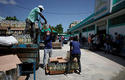 Descarga de mercancía para la venta al por mayor a cafeterías y restaurantes privados en La Habana