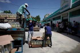 Descarga de mercancía para la venta al por mayor a cafeterías y restaurantes privados en La Habana