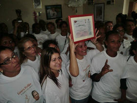 Damas de Blanco muestran el diploma de los Premios Tolerancia Plus 2012. Foto: Cubanet