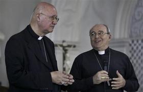 El arzobispo Claudio María Celli (izq.), presidente del Consejo para las Comunicaciones Sociales del Vaticano, y el cardenal cubano Jaime Ortega. Iglesia de Santa Catalina, La Habana, 6 de noviembre de 2009. (AP)