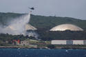 Helicóptero lanza agua sobre tanques de combustible en Matanzas