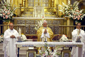 Los arzobispos Jaime Ortega, Dionisio García y Juan García (de izq. a dcha.), en el Santuario de la Caridad de Illescas, Toledo
