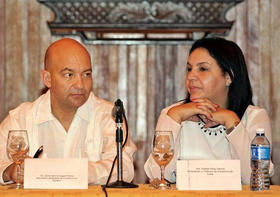 El secretario de Estado de Comercio de España, Jaime García-Legaz, y la presidenta de la Cámara de Comercio de Cuba, Odalys Seijo, participan en un encuentro con la Asociación de Empresarios Españoles en Cuba (AEEC), en La Habana