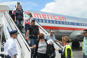 Primer vuelo regular desde Estados Unidos, que llega a la ciudad de Holguín