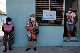 Cubanos hacen fila para entrar a un centro de atención en medio de la preocupación por la propagación del coronavirus en La Habana, Cuba. 12 de mayo de 2021