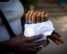 Una mujer vende habanos en una calle de la capital cubana, el 20 de diciembre de 2014