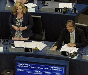 La eurodiputada española del PSOE Elena Valenciano (izq) interviene durante el debate sobre las relaciones entre la UE y Cuba en el Parlamento Europeo en Estrasburgo (Francia) el 5 de julio de 2017