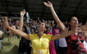 Asistentes al culto evangélico en el Estadio Pedro Marrero. La Habana, 11 de julio de 2009. (AP)