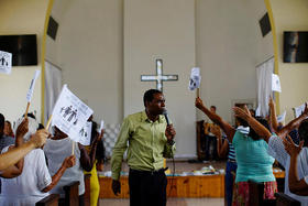 El pastor asistente Henry Nurse lidera las oraciones con sus feligreses en contra del «matrimonio gay» durante un servicio en una iglesia metodista en La Habana, Cuba, el 4 de octubre de 2018