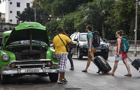Viajeros llegan a La Habana