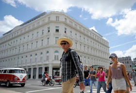 Turistas caminan cerca del Hotel Manzana Kempinski, en Cuba, el 22 de mayo de 2017