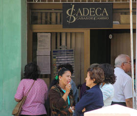 Un grupo de personas hace cola en una casa de cambio de La Habana, el lunes 14 de marzo de 2011