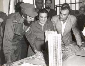 Pastorita Núñez muestra a Fidel Castro una maqueta de viviendas a construir en La Habana del Este, en esta foto de archivo