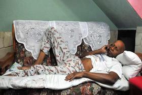 El opositor cubano Guillermo Fariñas habla por teléfono en su casa en Santa Clara, el viernes 10 de junio de 2011. (EFE)