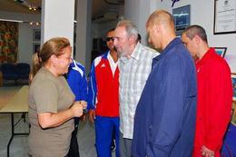 El ex presidente Fidel Castro conversa durante su visita al Acuario Nacional de Cuba.