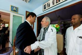 Fidel Castro conversa con el presidente chino Xi Jinping. (Foto: Alex Castro, tomada de Cubadebate.)