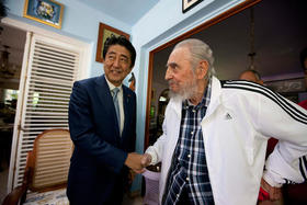 El primer ministro de Japón, Shinzo Abe, durante su reunión con Fidel Castro, en la que trató el tema de la eliminación de las armas nucleares, en el marco de una visita a la Isla