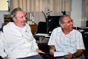 Otra imagen de la visita de Fidel Castro al Centro Nacional de Investigaciones Científicas (CNIC) en La Habana