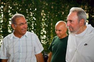 Fidel Castro en las afueras del Centro Nacional de Investigaciones Científicas (CNIC) en La Habana
