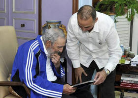El exgobernante cubano Fidel Castro mientras se reúne con Fernando González, René González, Ramón Labañino, Antonio Guerrero y Gerardo Hernández, el 28 de febrero en La Habana