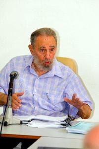 Fidel Castro gesticula durante su intervención en las discusiones en el Centro de Investigaciones de la Economía Mundial, en La Habana.