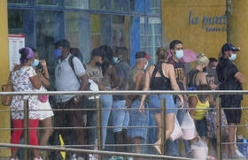 Cubanos en fila a la entrada de una tienda estatal de dólares en La Habana, Cuba, el viernes 11 de junio de 2021