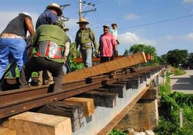 Reparación de una línea férrea en Cuba