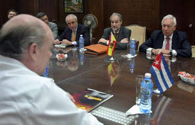 El ministro español de Asuntos Exteriores, José Manuel García-Margallo (d), participa en una reunión con el ministro de Comercio Exterior de Cuba Rodrigo Marmierca (i) el lunes 24 de noviembre de 2014, en La Habana, Cuba