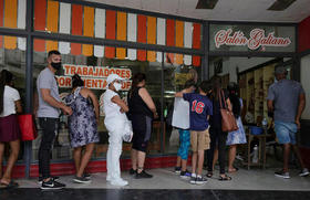 Fila de espera para entrar a una tienda en La Habana, Cuba. 10 de abril de 2021