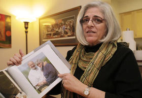 Judy Gross muestra una foto de ella con su esposo, Alan Gross, encarcelado en Cuba, en esta imagen de archivo