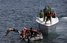 Guardacostas cubanos (der.) interceptan a siete balseros en la costa, frente a la Sección de Intereses de EE UU en la Isla. La Habana, 4 de junio de 2009. (AP)