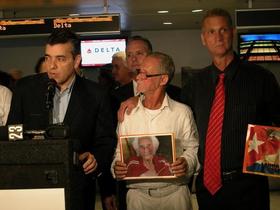 Guido Sigler Amaya, y sus hermanos hablan durante una rueda de prensa, tras la llegada del disidente al aeropuerto internacional en Miami