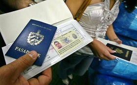 Cubanos con pasaporte realizan trámites migratorios