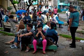 Esperando turno para entrar en la Oficina de Intereses de Estados Unidos en La Habana