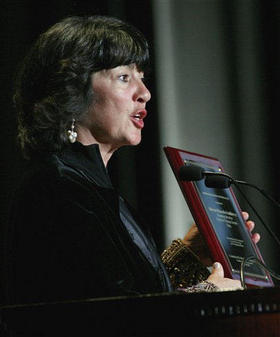 Christiane Amanpour presenta el premio a Maseda Gutiérrez, en Nueva York el 25 de noviembre de 2008. (AP)