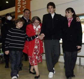 Desde la izquierda: Juan Pablo (nieto menor de Molina), Hilda Molina, Roberto Carlos (nieto mayor) y Verónica Scarpatti (nuera). Detrás, a la izquierda, Roberto Quiñones, hijo de la neurocirujana. Aeropuerto Internacional de Ezeiza, Buenos Aires, Argentina, 14 de junio de 2009. (AP)