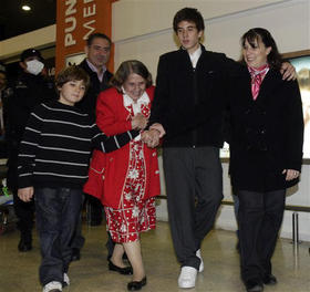 Desde la izquierda: Juan Pablo (nieto menor de Molina), Hilda Molina, Roberto Carlos (nieto mayor) y Verónica Scarpatti (nuera). Detrás, a la izquierda, Roberto Quiñones, hijo de la neurocirujana. Aeropuerto Internacional de Ezeiza, Buenos Aires, Argentina, 14 de junio de 2009. (AP) Desde la izquierda: Juan Pablo (nieto menor de Molina), Hilda Molina, Roberto Carlos (nieto mayor) y Verónica Scarpatti (nuera). Detrás, a la izquierda, Roberto Quiñones, hijo de la neurocirujana. Aeropuerto Internacional de Ezeiza, Buenos Aires, Argentina, 14 de junio de 2009. (AP)