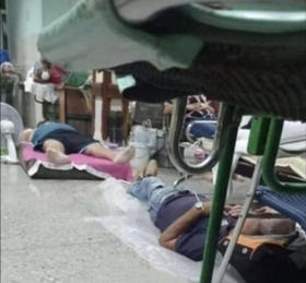 En Cuba, según muestran videos en redes sociales, algunos enfermos han tenido que dormir en el piso de pasillos en los hospitales