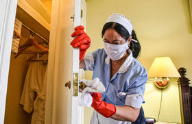 Una empleada del Hotel Nacional de Cuba limpia y desinfecta una habitación ocupada por turistas, como medida preventiva ante la pandemia del coronavirus covid-19, en La Habana, en esta foto ya de archivo del 14 de marzo de 2020