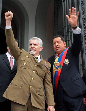 Ramiro Valdés y Hugo Chávez celebran en Caracas el 50 aniversario de la Revolución. Venezuela, 1 de enero de 2009. (AP)