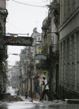 Al menos 67 derrumbes en La Habana. (AP)