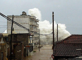 Las olas superaron los siete metros de altura en Baracoa. (AFP)