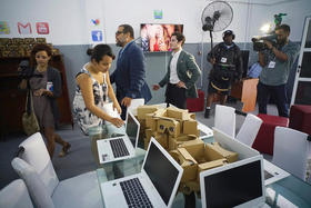 Google construyó un estudio con computadoras portátiles, teléfonos celulares y decenas de lentes de realidad virtual en el estudio de Alexis Leiva Machado, un artista conocido como Kcho