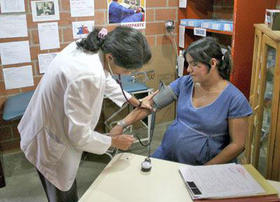 Profesional cubana atiende a una paciente en una de las misiones en Venezuela