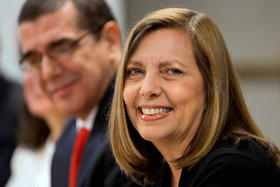 En esta imagen del 21 de mayo de 2015, Josefina Vidal, entonces directora general para Estados Unidos del Ministerio de Relaciones Exteriores de Cuba, asiste a la cuarta ronda de negociaciones para el restablecimiento de las relaciones diplomáticas entre Estados Unidos y Cuba en el Departamento de Estado en Washington